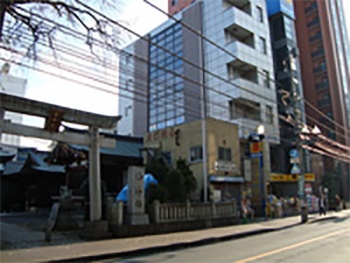 柏神社とマツモトキヨシ柏店